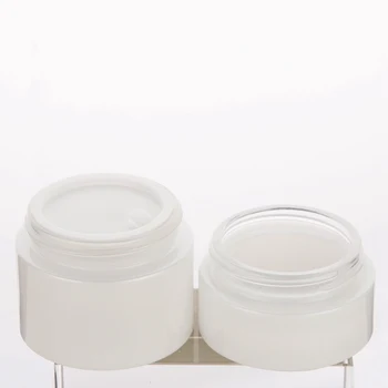 1.7 грама на 100 бр. / лот перлено бяла козметична баночная опаковка с черна дървена пластмасов капак за продажба, празен контейнер за крем на склад